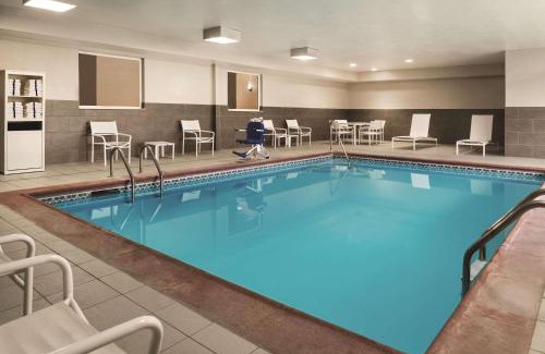 Southport Hotel | Relaxing Getaway at Country Inn & Suites, Indianapolis South