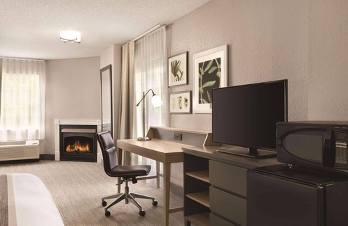 Gatlinburg - Pigeon Forge Hotel | Explore Country Inn & Suites: Family-Friendly Comfort in TN