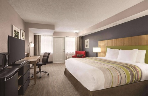 Gatlinburg - Pigeon Forge Hotel | Explore Country Inn & Suites: Family-Friendly Comfort in TN