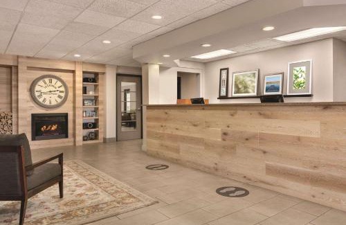 Gypsum Hotel | Relax at Country Inn & Suites with Pool and Family Fun