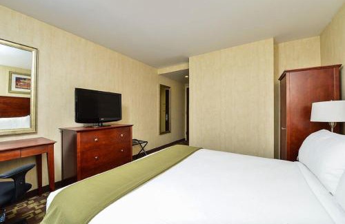 Travis - Chelsea Hotel | Comfortable Stay at Holiday Inn Express Staten Island West