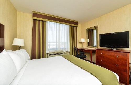 Travis - Chelsea Hotel | Comfortable Stay at Holiday Inn Express Staten Island West