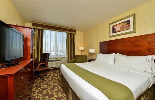 Travis - Chelsea Hotel | Comfortable Stay at Holiday Inn Express Staten Island West