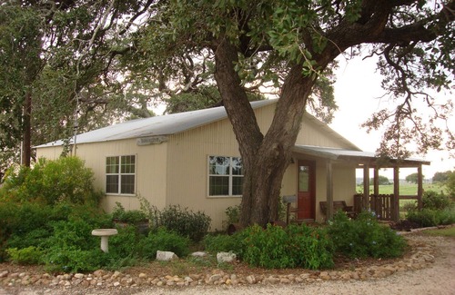 Seguin House | Escape to Country Life Near New Braunfels with Free Breakfast