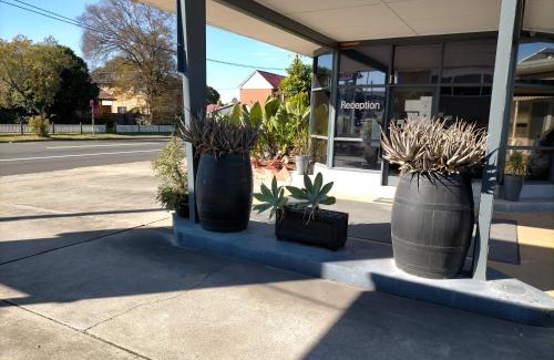 Singleton Hotel | Inviting Country Motor Inn with Pool & Family-Friendly Dining