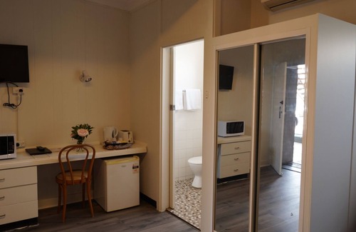 Singleton Hotel | Cozy Country Motor Inn Singleton with Pool & Breakfast