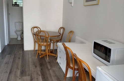 Singleton Hotel | Cozy Country Motor Inn Singleton with Pool & Breakfast