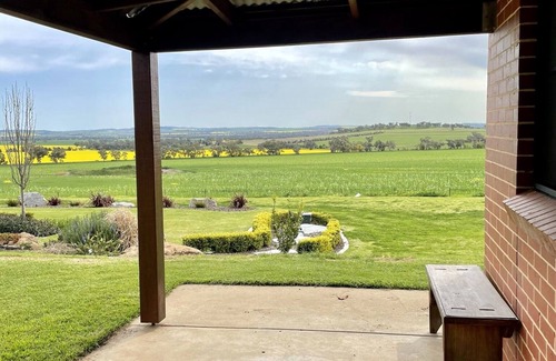 Brucedale Cottage | Enchanting Country Nights & City Lights with Ocean Views
