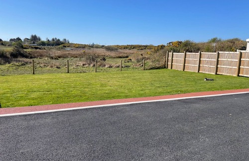 Caergeiliog Apartment | Inviting Country Retreat with Breakfast and Kitchen Amenities