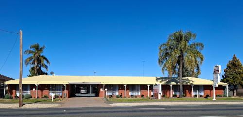 West Wyalong Hotel | Comfortable Stay at Country Roads Motor Inn with Pool Access