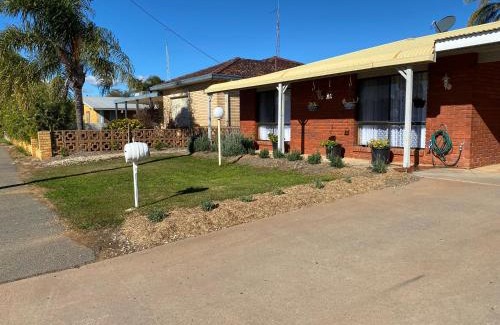 West Wyalong Hotel | Comfortable Stay at Country Roads Motor Inn with Pool Access