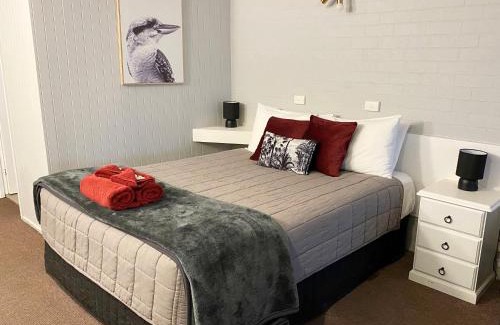 West Wyalong Hotel | Comfortable Stay at Country Roads Motor Inn with Pool Access
