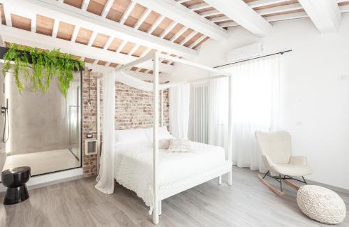 Sant'Andrea in Besanigo House | Inviting Oceanfront Rooms & Suite at La Quercia