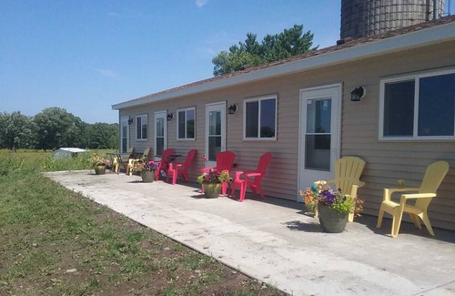 Brook Park House | Relax in Nature at Beach Mirage Suites with Pool & Lake Views