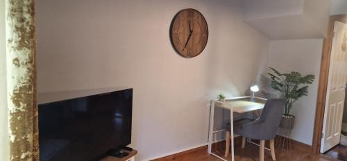 Norwich Apartment | Cozy 2-Bedroom Retreat with Parking & Top Guest Rating