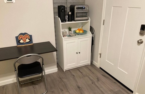 Roseville Apartment | Inviting Country-Style Modern Living Suite with Kitchen