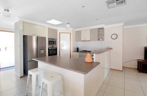 Estella House | Country Views - Family Retreat with Lake View & Firepit