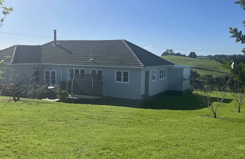 Mangawhai House | Scenic Country Views with Pet and Child-Friendly Amenities