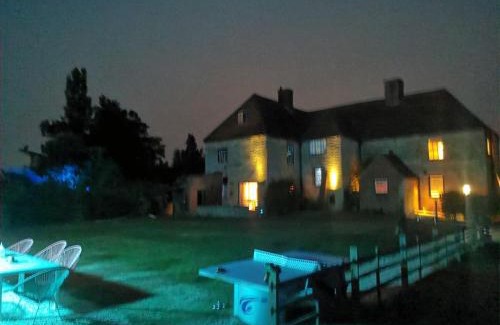 Market Rasen Apartment | Cozy Courtyard Disco Dome Lincoln with BBQ and Firepit