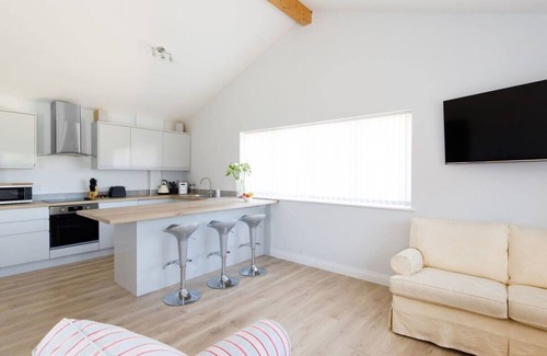 Birdham House | Cozy Bungalow for 4 Near Beautiful Beaches & Breakfast