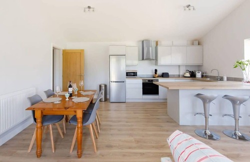 Birdham House | Cozy Bungalow for 4 Near Beautiful Beaches & Breakfast