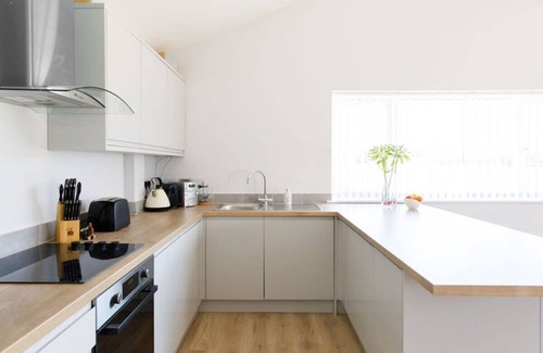 Birdham House | Cozy Bungalow for 4 Near Beautiful Beaches & Breakfast