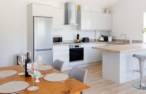 Birdham House | Cozy Bungalow for 4, Steps from Beautiful Beaches