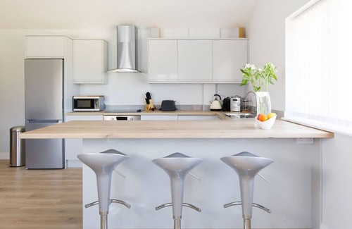 Birdham House | Cozy Bungalow for 4, Steps from Beautiful Beaches