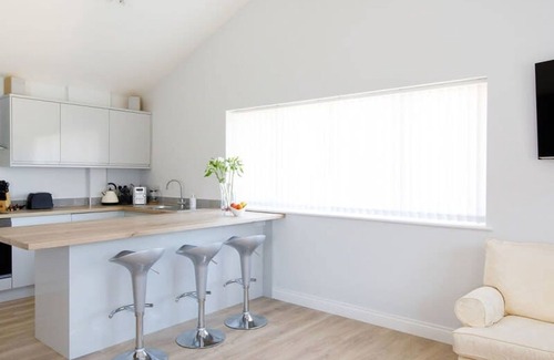 Birdham House | Cozy Bungalow for 4, Steps from Beautiful Beaches