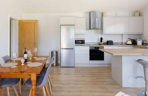 Birdham House | Cozy Bungalow for 4, Steps from Beautiful Beaches