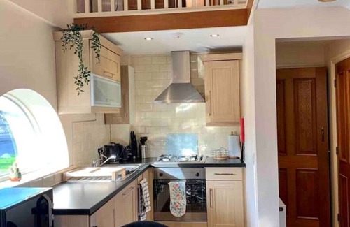 Selby Cottage | Rustic Countryside Cottage with Pool and Breakfast