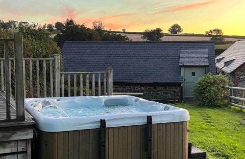 Lifton House | Idyllic Cottage Retreat with Hot Tub & Private Garden