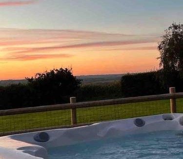 Lifton House | Idyllic Cottage Retreat with Hot Tub & Private Garden