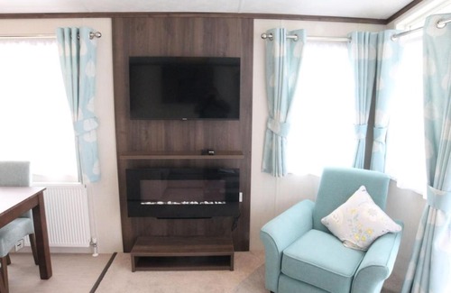 Stourmouth Ski Chalet | Pet-Friendly Countryside Holiday Park by the River Near Canterbury