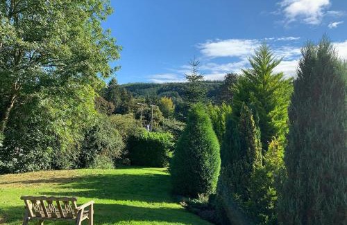 Aymestrey Apartment | Inviting Beech Log Cabin with Hot Tub and Family Amenities