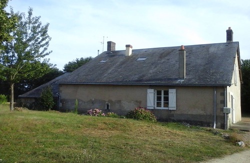 Chigne House | Tranquil Getaway: Enjoy Comfort in the Countryside Fields