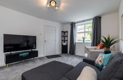 Rocester House | Countryside Stay Near JCB, Peaks & Alton Towers
