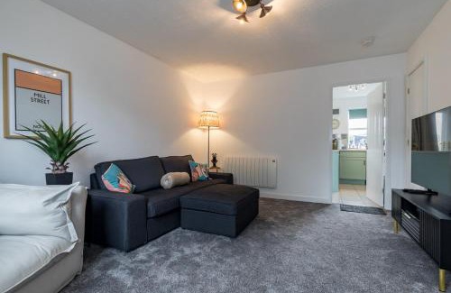 Rocester House | Countryside Stay Near JCB, Peaks & Alton Towers