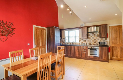 Dungarvan Cottage | Family-Friendly Countryview Hotel with Garden in Ring, Waterford