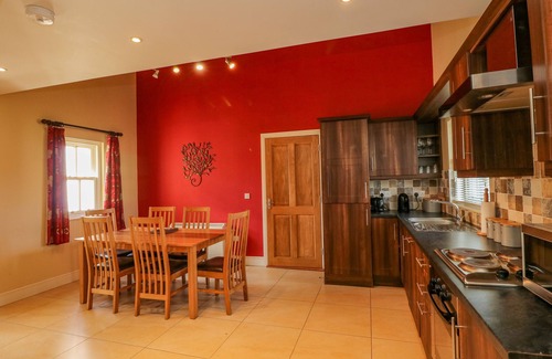 Dungarvan Cottage | Family-Friendly Countryview Hotel with Garden in Ring, Waterford
