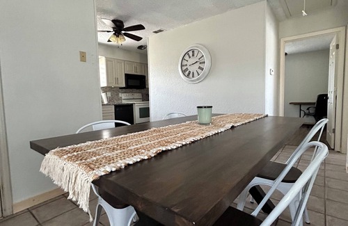 Adkins House | Highly Rated Stone Guesthouse Near La Vernia with Breakfast