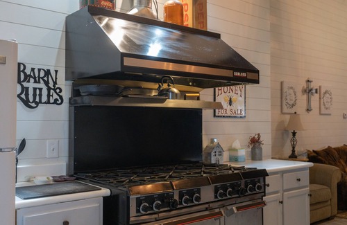 Mount Gilead House | Serene County Retreat with Breakfast and Hot Tub Access