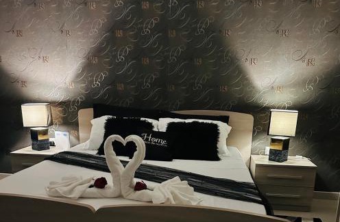 Swieqi House | Romantic Couple's Getaway with Kitchen and Child-Friendly Fun