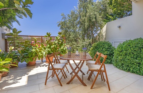 Petaloudes Apartment | Romantic Couple's Getaway with Ocean View & Spa Amenities
