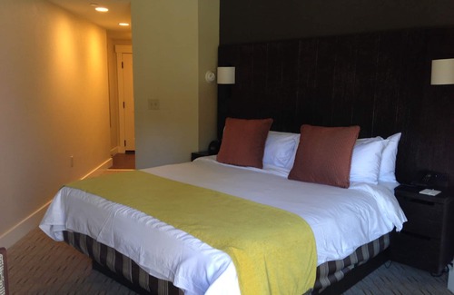 South Lake Tahoe Resort | Romantic Couple's Retreat Room with Ocean View & Spa
