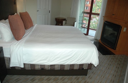 South Lake Tahoe Resort | Romantic Couple's Retreat Room with Ocean View & Spa
