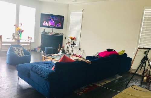 Aldie House | Romantic Getaway Near IAD with Kitchen Access