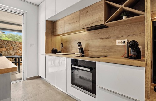 Cres Apartment | Indulge in Crepsa Paradise: Jacuzzi & Spa Retreat for Couples
