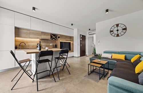 Cres Apartment | Indulge in Crepsa Paradise: Jacuzzi & Spa Retreat for Couples