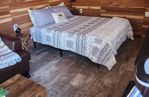 Proctor Cabin | Cozy Couples Cabin: Explore the Illinois River & Nature